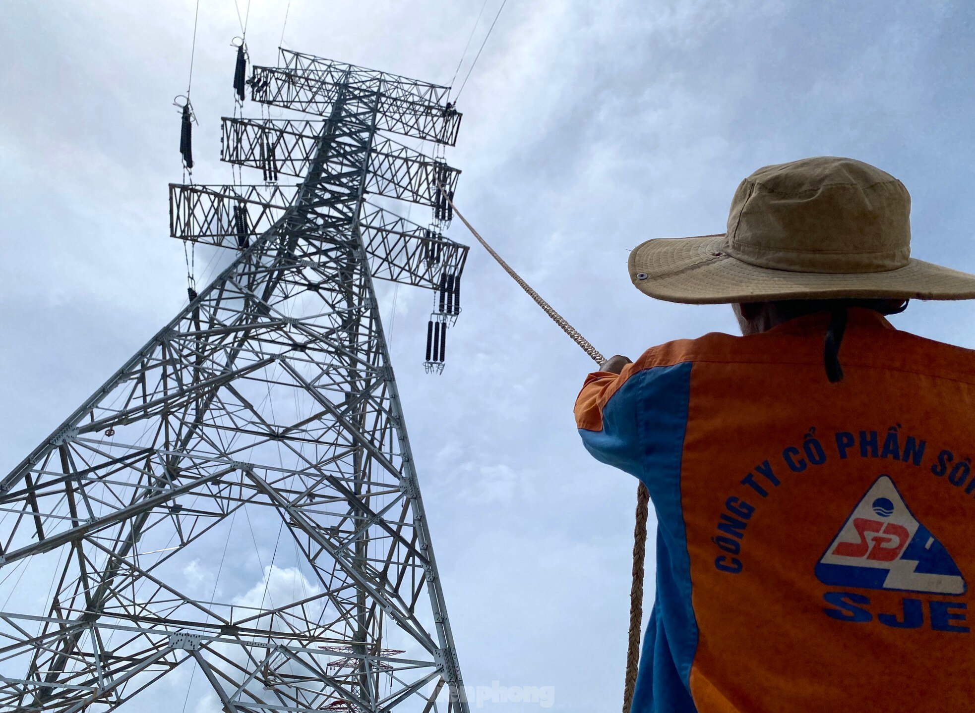 Những ngày cuối cùng trên công trường đường dây 500kV mạch 3 ở Nghệ An ảnh 18