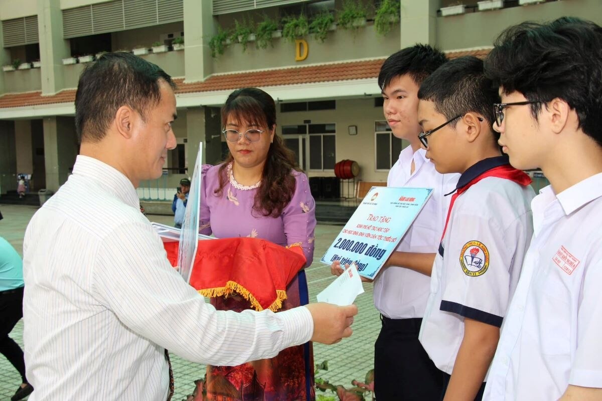 hoc bong nguyen huu tho cung sinh vien, hoc sinh ngheo vuot kho hinh anh 4