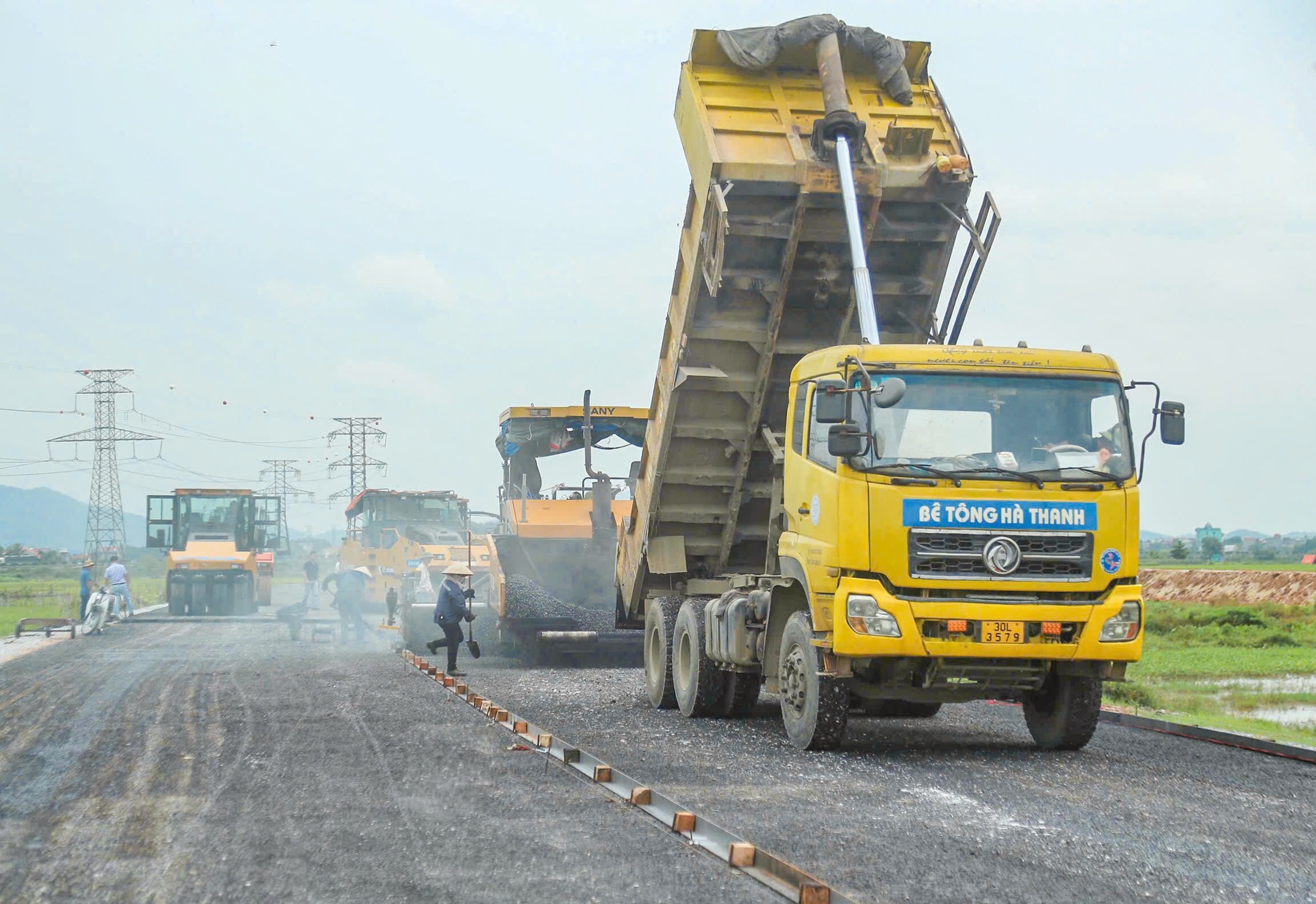 Những mét thảm đầu tiên trên tuyến Vành đai 4 - Vùng Thủ đô- Ảnh 8.