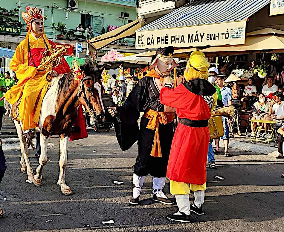 Thầy trò Đường Tăng trong lễ hội. Ảnh: Duy Tuấn 