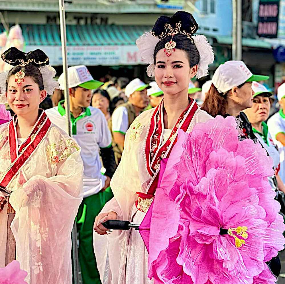 Các cô gái trong vai tiên nữ. Ảnh: Phạm Duy