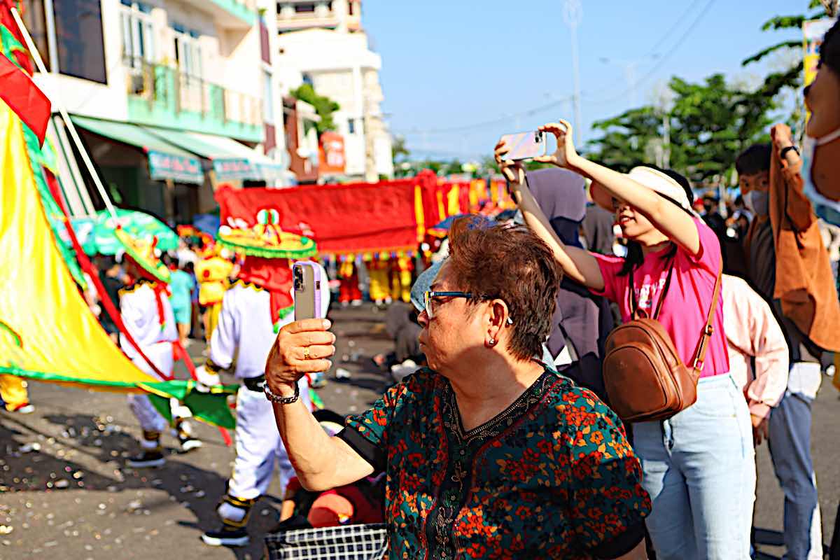 Người dân thích thú chụp ảnh lưu lại kỉ niệm. Ảnh: Duy Tuấn 