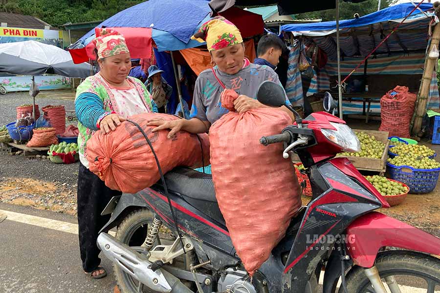 Người dân gặp rất nhiều khó khăn trong khâu tiêu thụ sản phẩm.