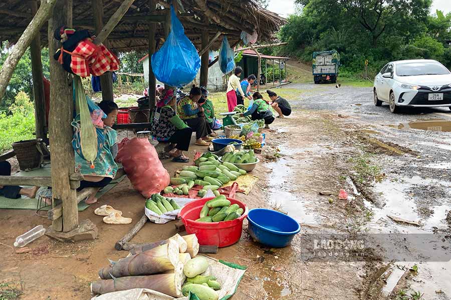 Người dân trên đỉnh đèo Pha Đin bày bán sản vật ven đường.