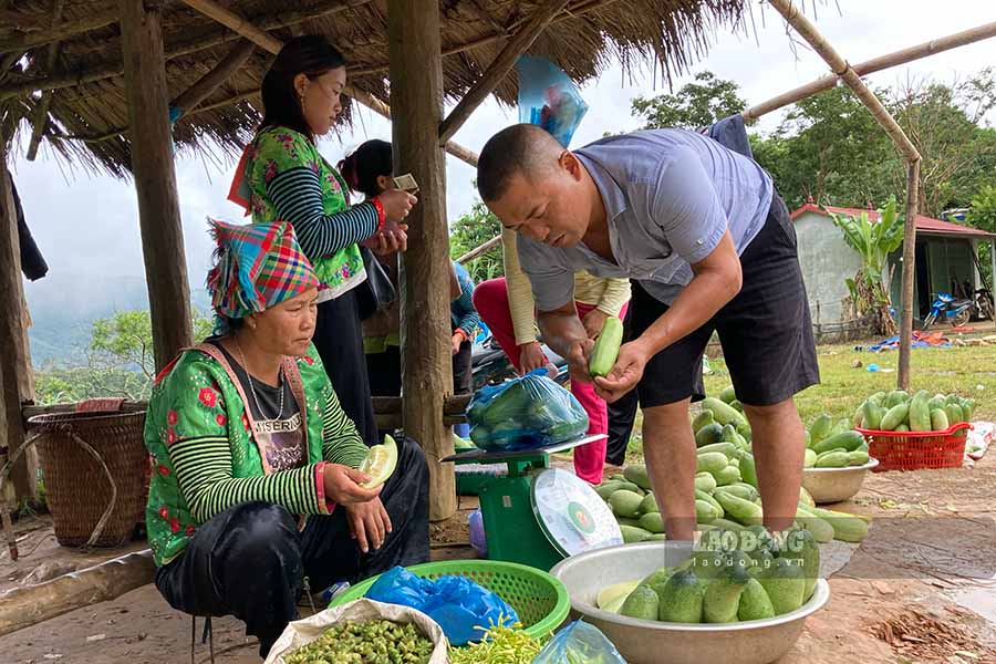 Lượng khách mua hàng rất thưa thớt mặt dù đây là tuyến đường có rất nhiều người qua lại.