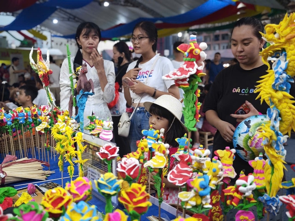 Không chỉ người lớn, trẻ em cũng hào hứng đến tham quan, vui chơi tại "Những ngày Hà Nội tại TP Hồ Chí Minh"