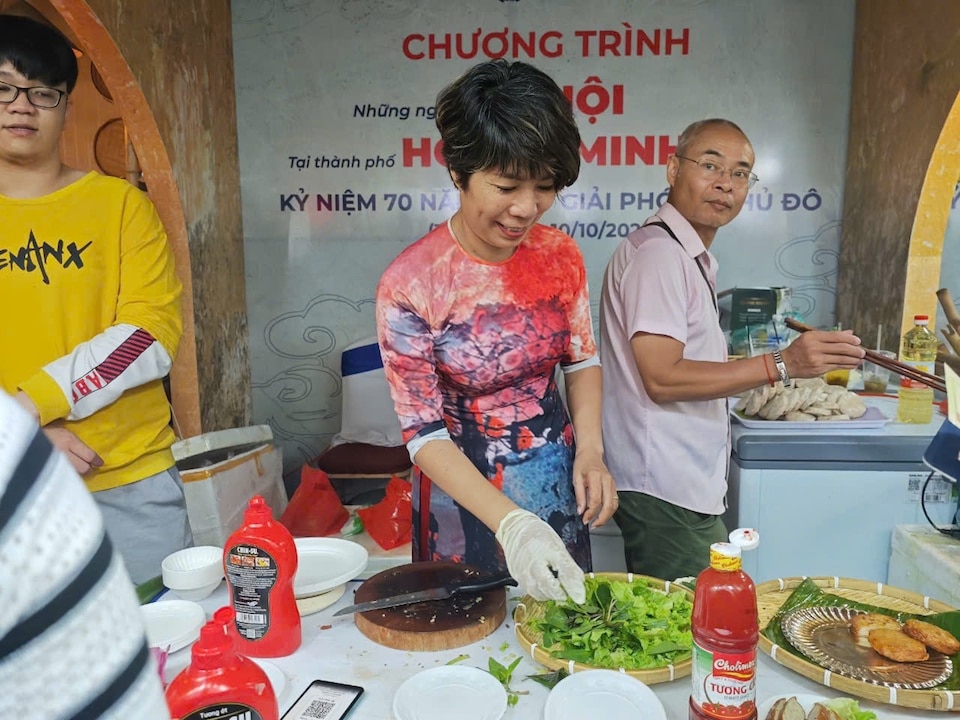 Không kém cạnh, chả vịt Vân Đình cũng bán sạch hơn 3 tạ chả trong 3 ngày vừa qua. Dự kiến số lượng bán ra sẽ còn tăng mạnh trong tối nay 