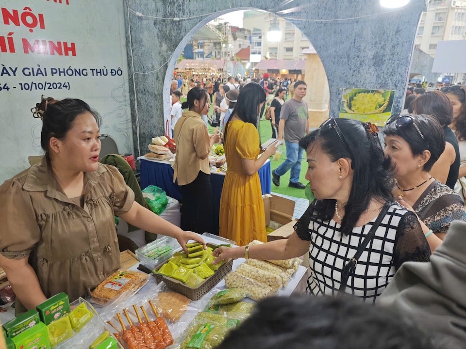 Rất nhiều người chọn mua bánh cốm Hà Nội không chỉ để thưởng thức mà còn làm quà tặng người thân, bạn bè, đối tác...