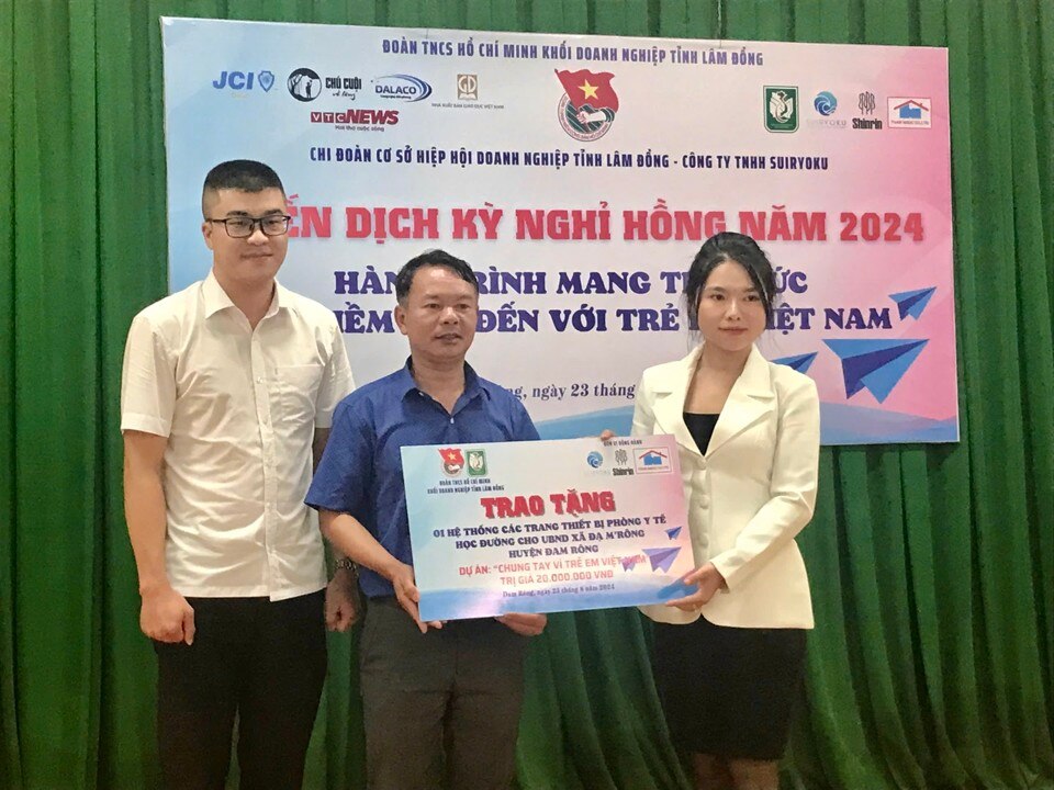 Trao tặng 1 hệ thống trang thiết bị phòng y tế cho Trường THCS xã Đạ M’rông.