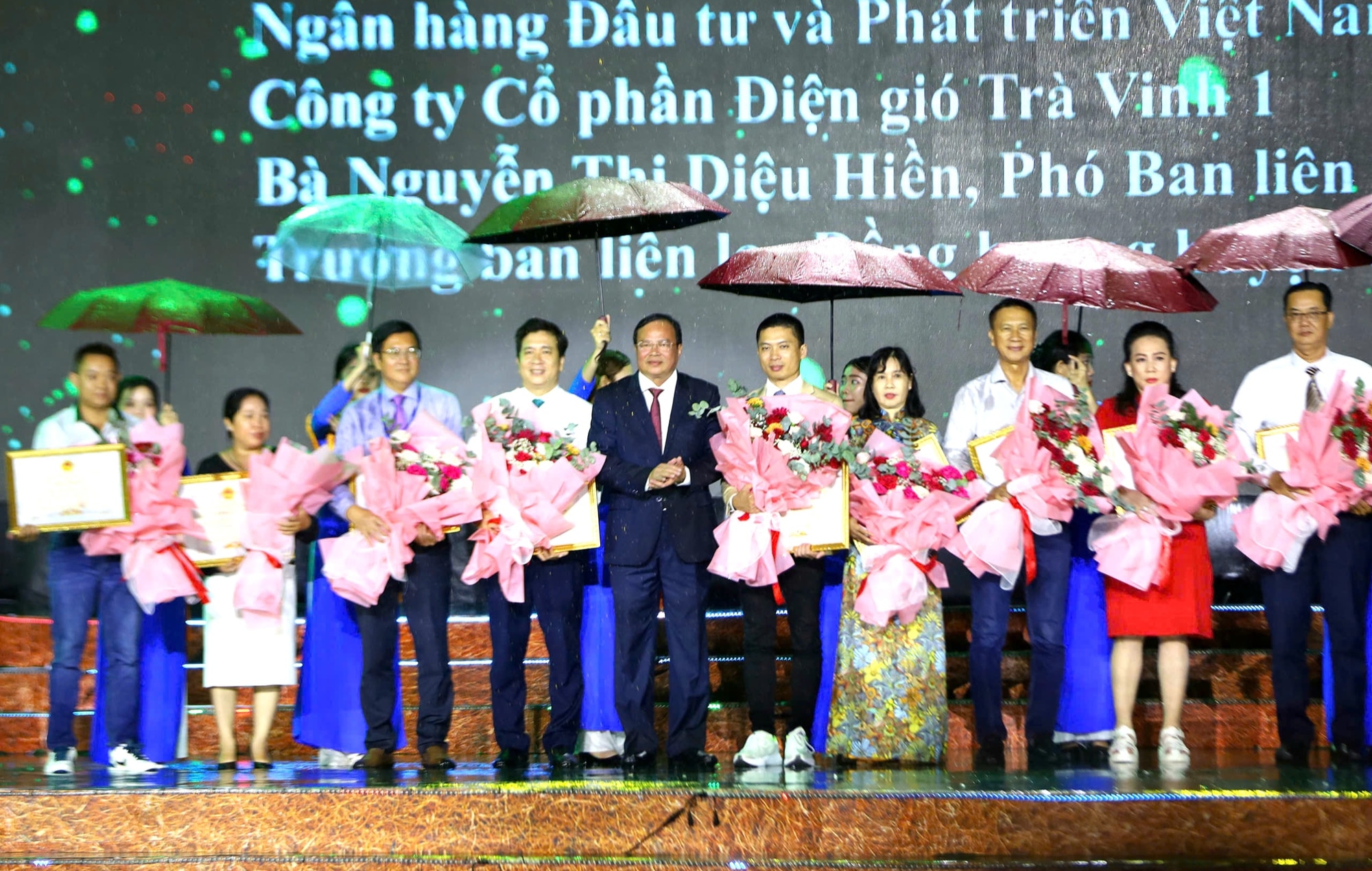 Chủ tịch tỉnh Trà Vinh Lê Văn Hẳn: Dừa sáp có cơm dày và dẻo, khi thưởng thức sẽ làm thực khách nhớ mãi - Ảnh 2.