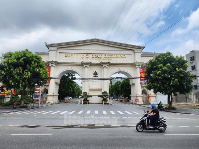 Cận cảnh loạt biệt thự nghìn tỷ bỏ hoang gần ngay nơi chen chân đấu giá xuyên đêm ảnh 5