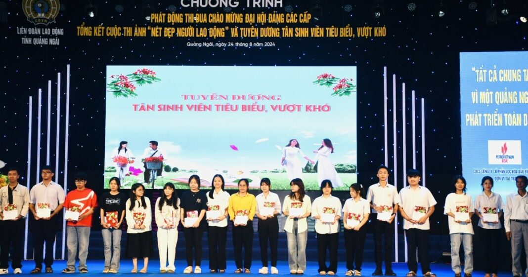 Quảng Ngãi tuyên dương 300 sinh viên tiêu biểu, vượt khó