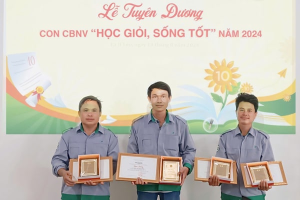 Trao-khen-thưởng-“Học-giỏi-–-Sống-tốt”-năm-2024-tại-Xí-nghiệp-Chăn-nuôi-Bò-Ea-H’leo