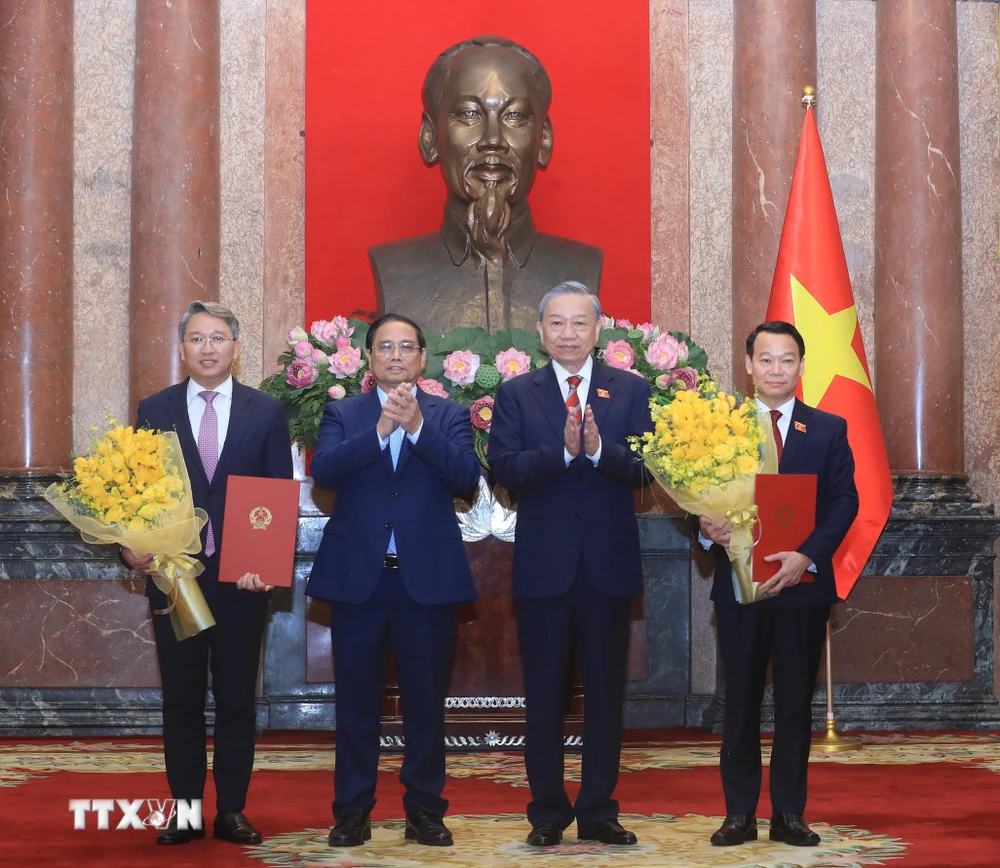 Tổng Bí thư, Chủ tịch nước Tô Lâm trao Quyết định bổ nhiệm, Thủ tướng Phạm Minh Chính tặng hoa chúc mừng Bộ trưởng Bộ Tài nguyên và Môi trường Đỗ Đức Duy, Bộ trưởng Bộ Tư pháp Nguyễn Hải Ninh. (Ảnh: Lâm Khánh/TTXVN)