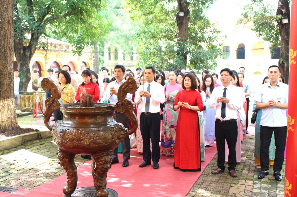 Đoàn đại biểu Đảng ủy Khối các cơ quan TP Hà Nội dâng hương tại khu di tích Hoàng thành Thăng Long