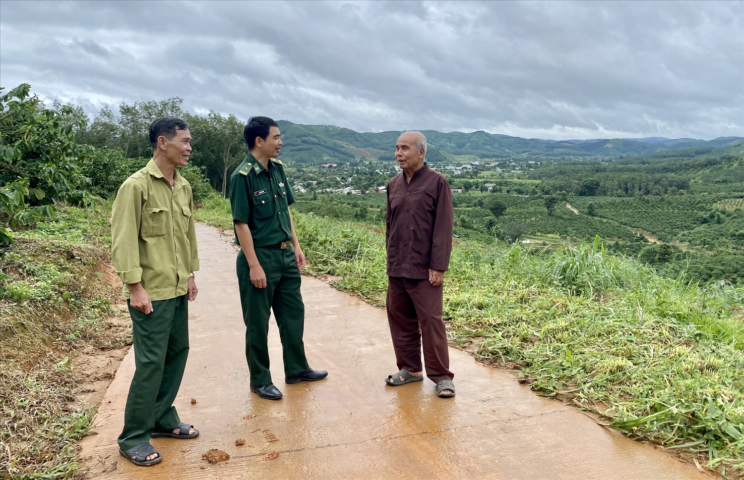 Già làng Đinh Văn Son (ngoài cùng bên phải) vui mừng trước những đổi thay của xã biên giới Pờ Y, huyện Ngọc Hồi