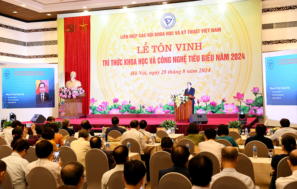 Chủ tịch Quốc hội Trần Thanh Mẫn dự Lễ tôn vinh Trí thức khoa học và công nghệ tiêu biểu năm 2024 -1