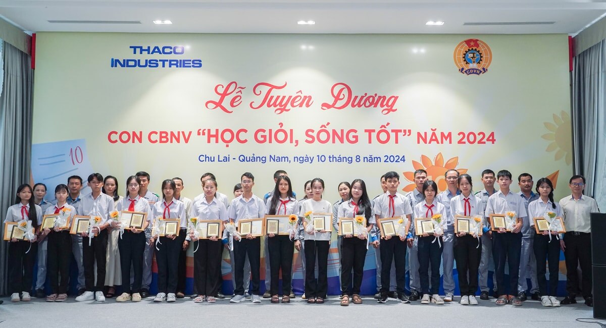 B6-Ông-Huỳnh-Quang-Nhung---Phó-Tổng-Giám-đốc-phụ-trách-Kinh-doanh-trao-giấy-khen-cho-con-CBNV-“Học-giỏi---Sống-tốt”