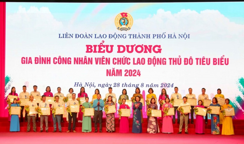 Tại hội nghị, LĐLĐ TP đã biểu dương 100 gia đình CNVCLĐ tiêu biểu - Ảnh: Mai Quý