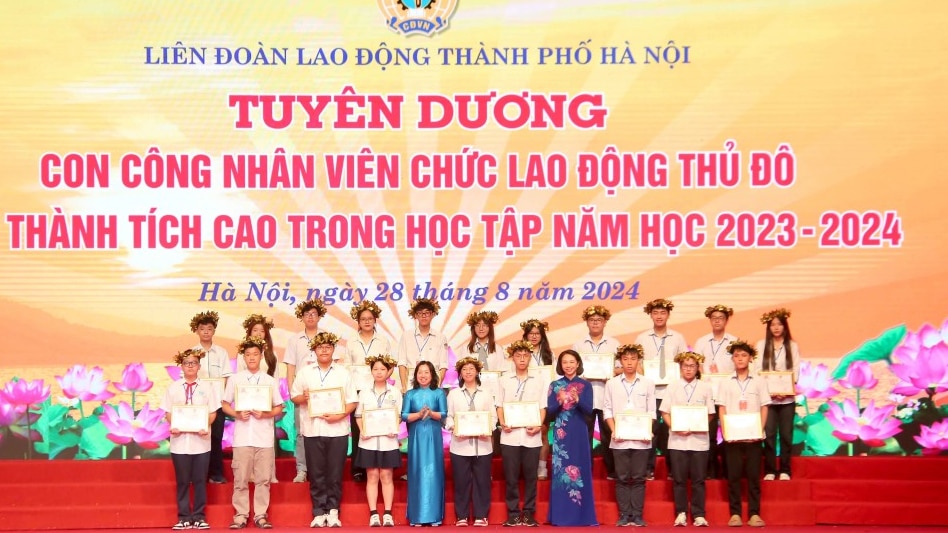 Đại biểu tham dự hội nghị trao phần thưởng tuyên dương con CNVCLĐ đạt thành tích cao trong học tập - Ảnh: Nguyễn Công