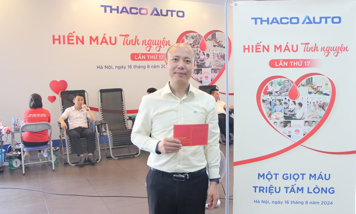 Anh-Bùi-Văn-Dũng-–-Tổng-Giám-đốc-THACO-AUTO-Peugeot-Hà-Nội-nhận-thẻ-chứng-nhận-sau-hiến-máu