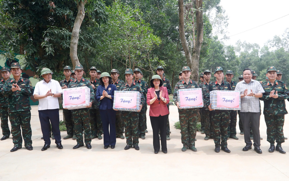 Bí thư Thành ủy Bùi Thị Minh Hoài cùng lãnh đạo TP Hà Nội tặng quà các đơn vị làm nhiệm vụ tại Sở Chỉ huy.