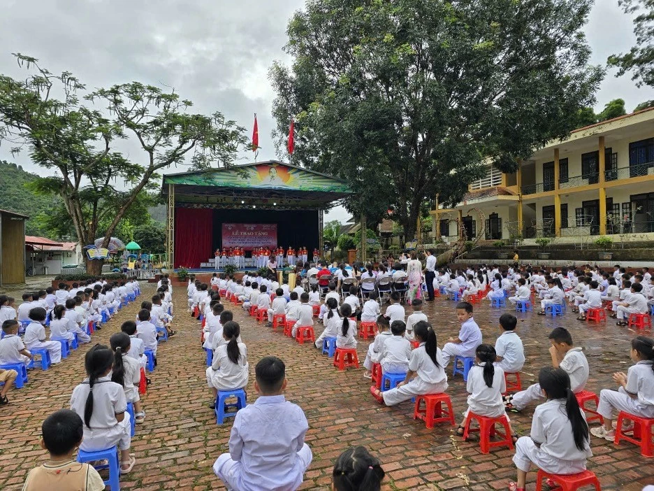 Các em nhỏ ở trường tiểu học Quài Tở chăm chú lắng nghe buổi lễ trao tặng sách. (Ảnh: TSNA)