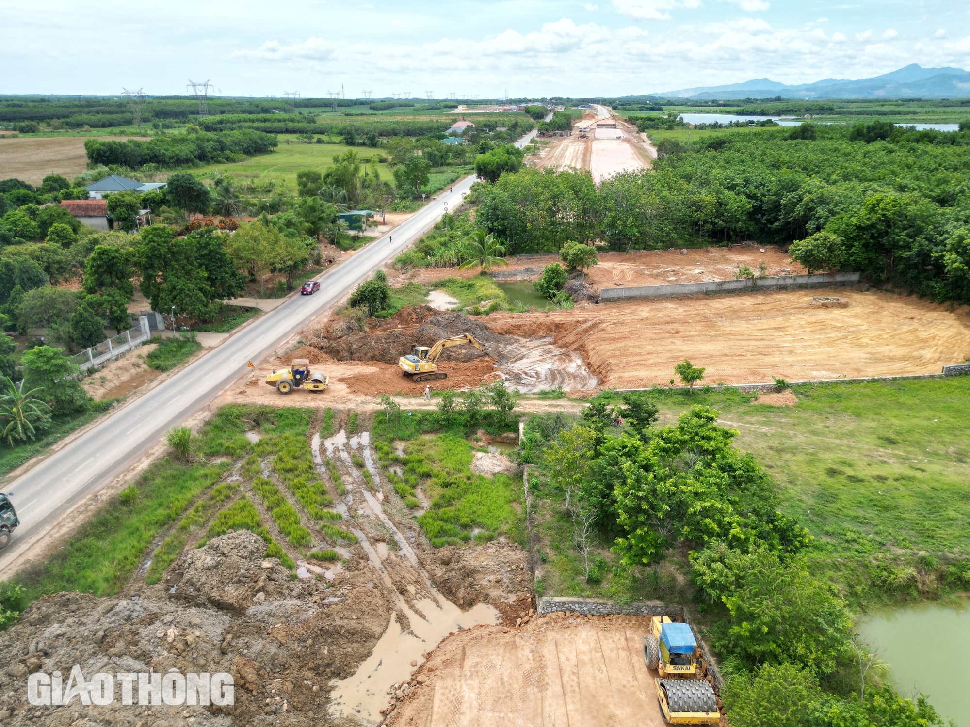 Căn nhà cuối cùng tuyến Bùng - Vạn Ninh bàn giao, nhà thầu ồ ạt đưa máy móc vào công địa - Ảnh 4.