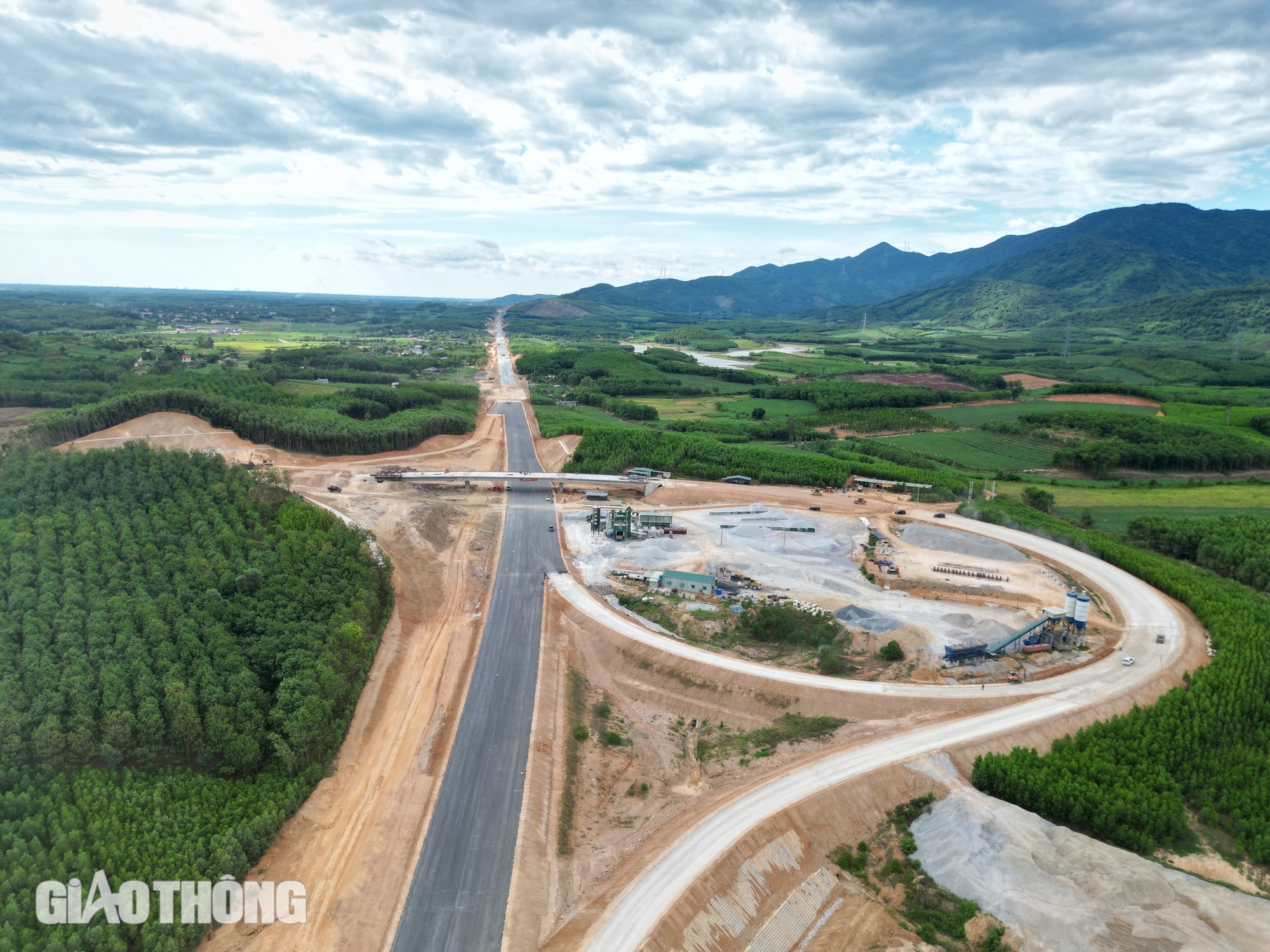 Căn nhà cuối cùng tuyến Bùng - Vạn Ninh bàn giao, nhà thầu ồ ạt đưa máy móc vào công địa - Ảnh 5.