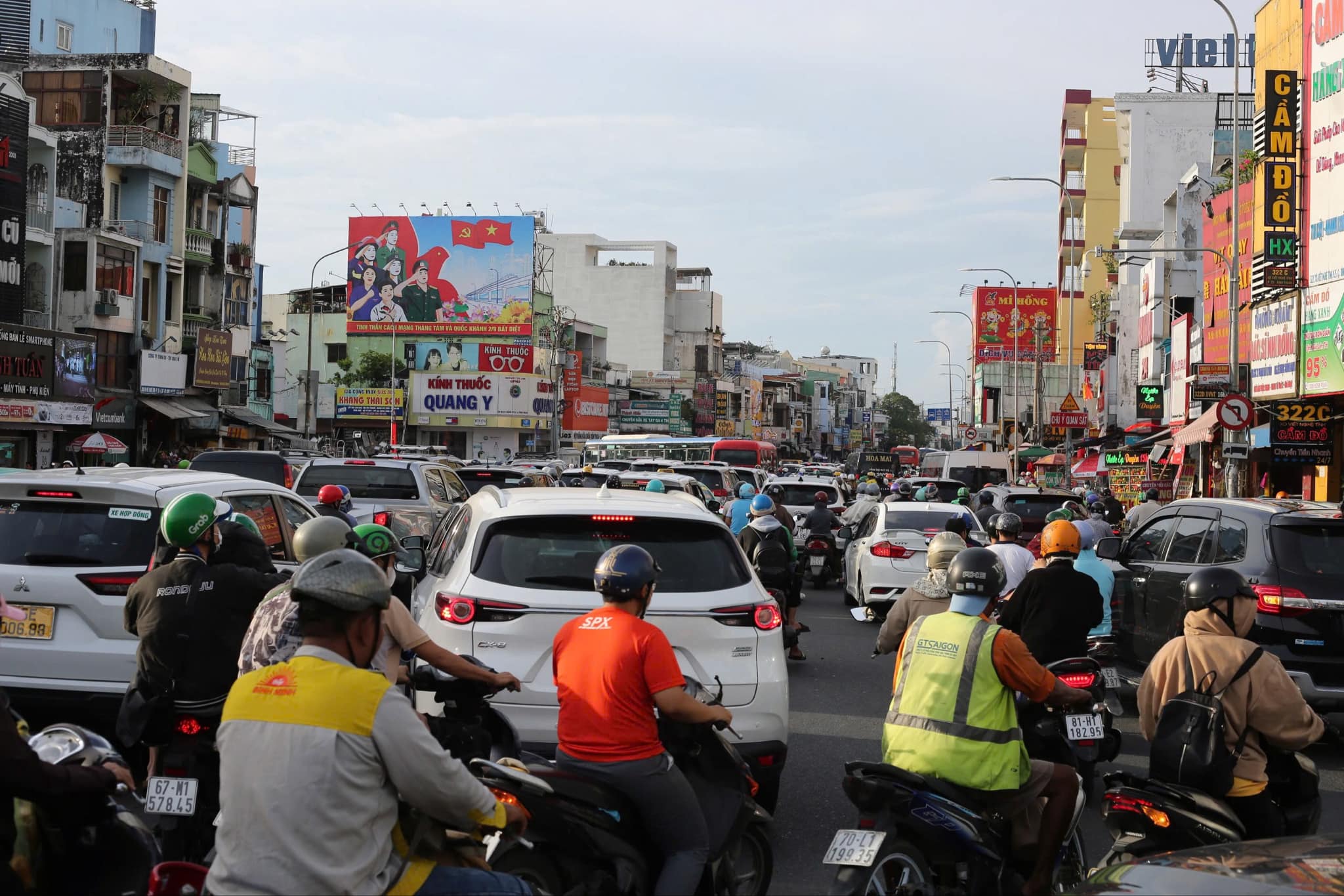 TP.HCM: Cửa ngõ ken đặc; nhà ga, bến xe nhộn nhịp trước ngày nghỉ lễ 2/9- Ảnh 2.