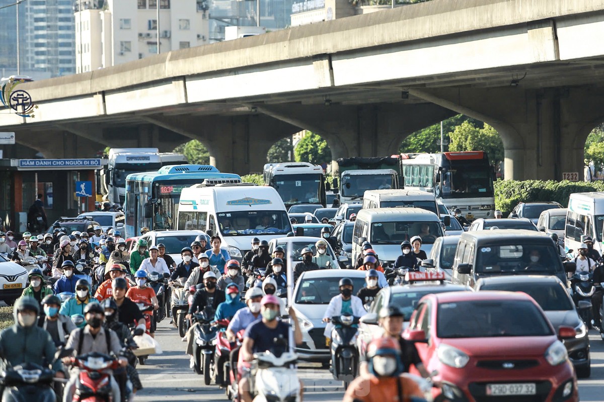 Người dân 'tay xách nách mang' rời Thủ đô nghỉ lễ, các ngả đường cửa ngõ Hà Nội ùn tắc ảnh 5