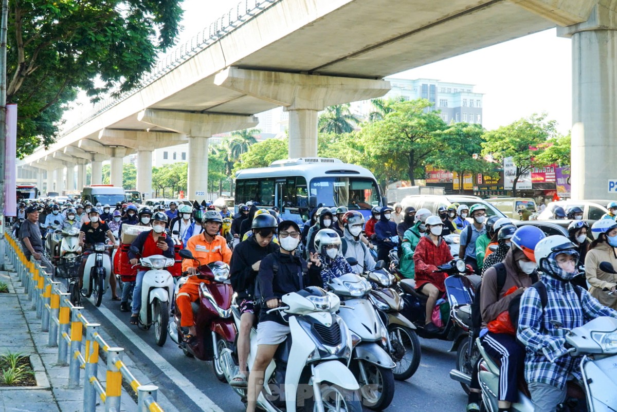 Người dân 'tay xách nách mang' rời Thủ đô nghỉ lễ, các ngả đường cửa ngõ Hà Nội ùn tắc ảnh 11