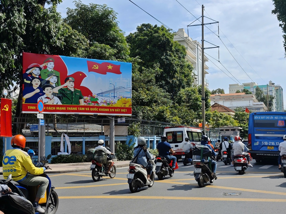 Pano cỡ lớn trên đường Điện Biên Phủ, Quận 3, TP Hồ Chí Minh

Trên đường Lê Duẩn, trước Hội trường Thống Nhất được trang trí biểu ngữ, cờ, hoa rực rỡ chào mừng 79 năm Quốc khánh 2/9.


Pano chào mừng 79 năm Ngày Cách mạng tháng Tám và Quốc khánh 2/9 tại công viên 30/4, Quận 1.


Pano ớn chào mừng kỷ niệm 79 năm Quốc khánh 2/9 trước UBND Quận 1.


Pano chào mừng 79 năm Quốc khánh 2/9 trước UBND TP Hồ Chí Minh.