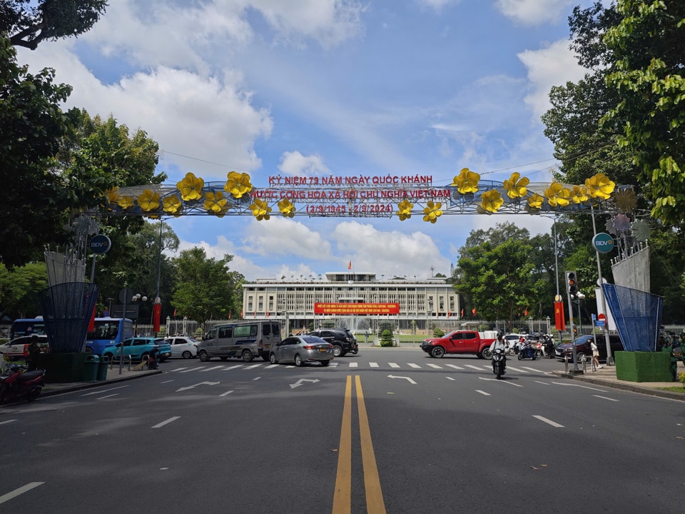 Trên đường Lê Duẩn, trước Hội trường Thống Nhất được trang trí biểu ngữ, cờ, hoa rực rỡ chào mừng 79 năm Quốc khánh 2/9.