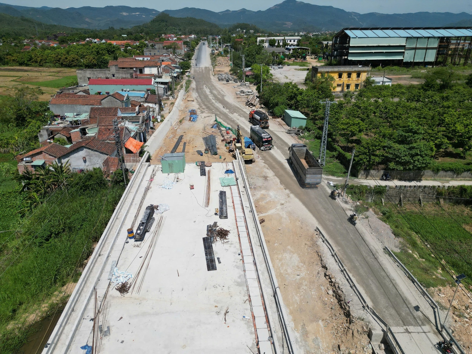 Thứ trưởng Bộ GTVT chỉ đạo gỡ vướng dự án kết nối giao thông Tây Nguyên- Ảnh 3.