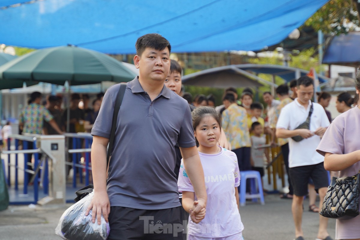 Hàng nghìn người đổ về công viên nước Hồ Tây vui chơi trong ngày đầu nghỉ lễ Quốc khánh 2/9 ảnh 4