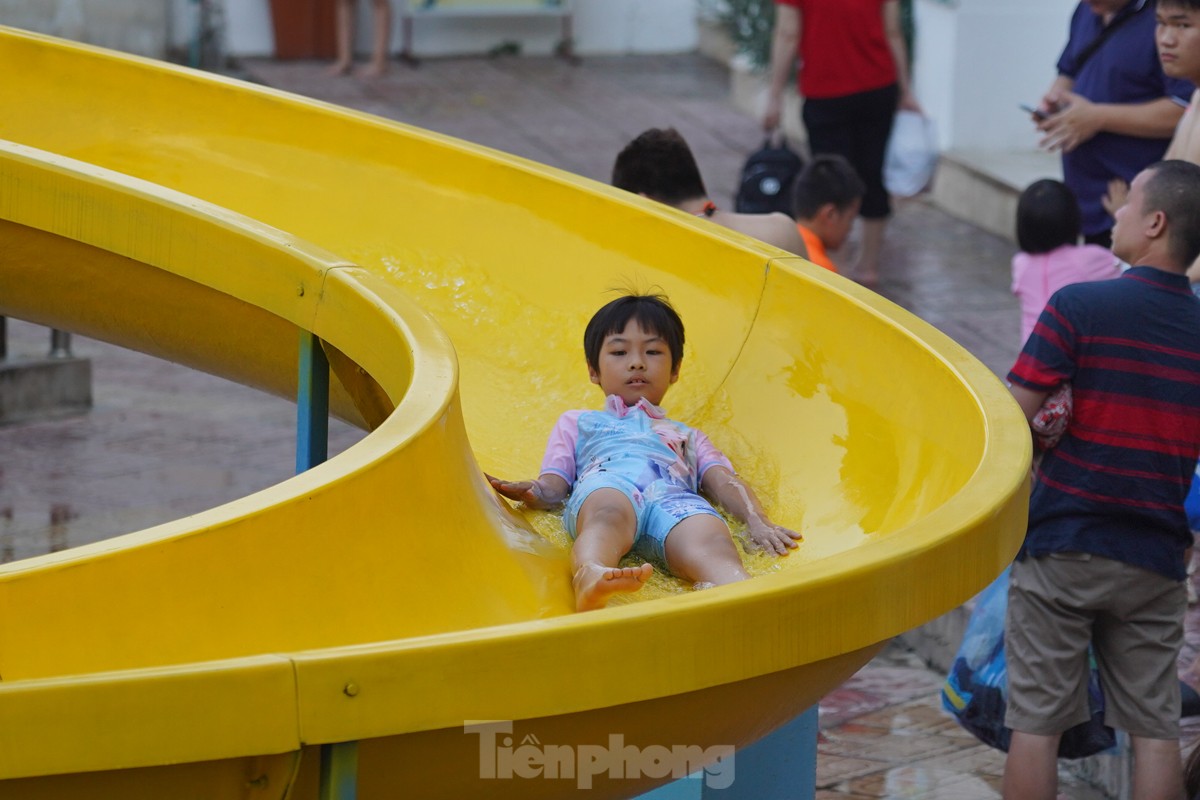 Hàng nghìn người đổ về công viên nước Hồ Tây vui chơi trong ngày đầu nghỉ lễ Quốc khánh 2/9 ảnh 13