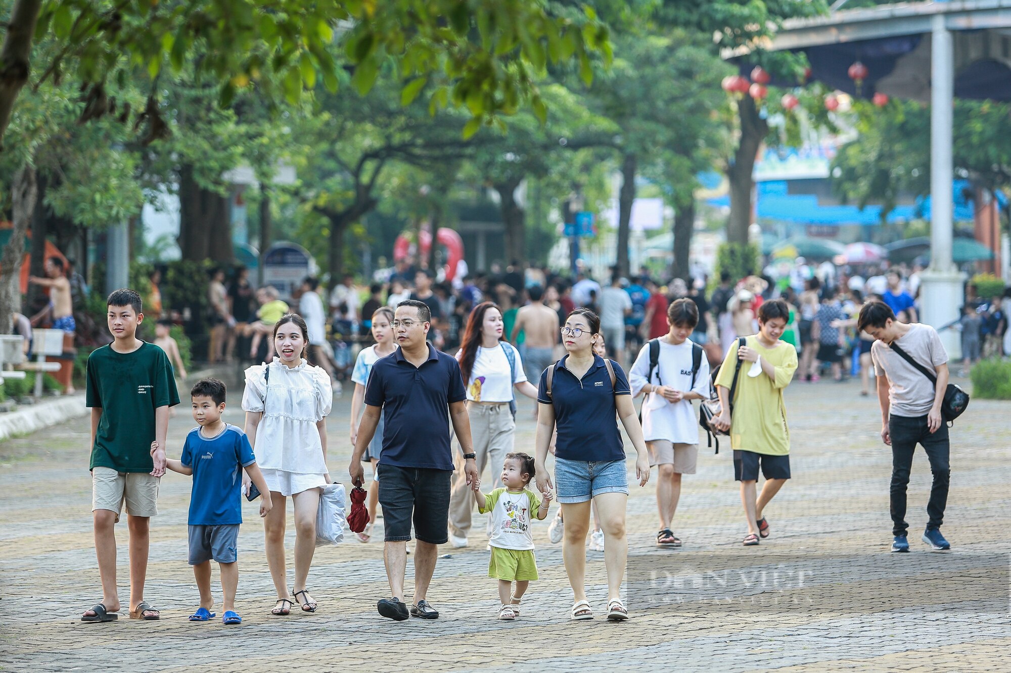 Hàng nghìn người đổ về Công viên nước Hồ Tây vui chơi, giải nhiệt trong ngày đầu nghỉ lễ Quốc khánh- Ảnh 2.