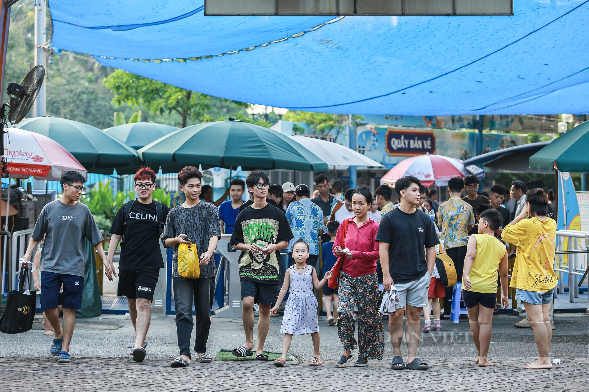 Hàng nghìn người đổ về Công viên nước Hồ Tây vui chơi, giải nhiệt trong ngày đầu nghỉ lễ Quốc khánh- Ảnh 13.