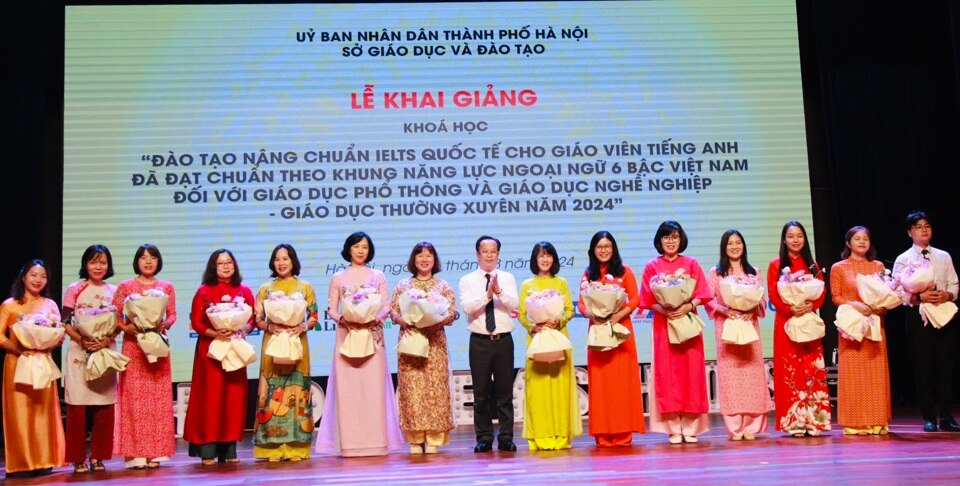 Giám đốc Sở GD&ĐT Hà Nội Trần Thế Cương tặng hoa đại diện các giáo viên Hà Nội tham gia khoá học nâng chuẩn tiếng Anh IELTS.