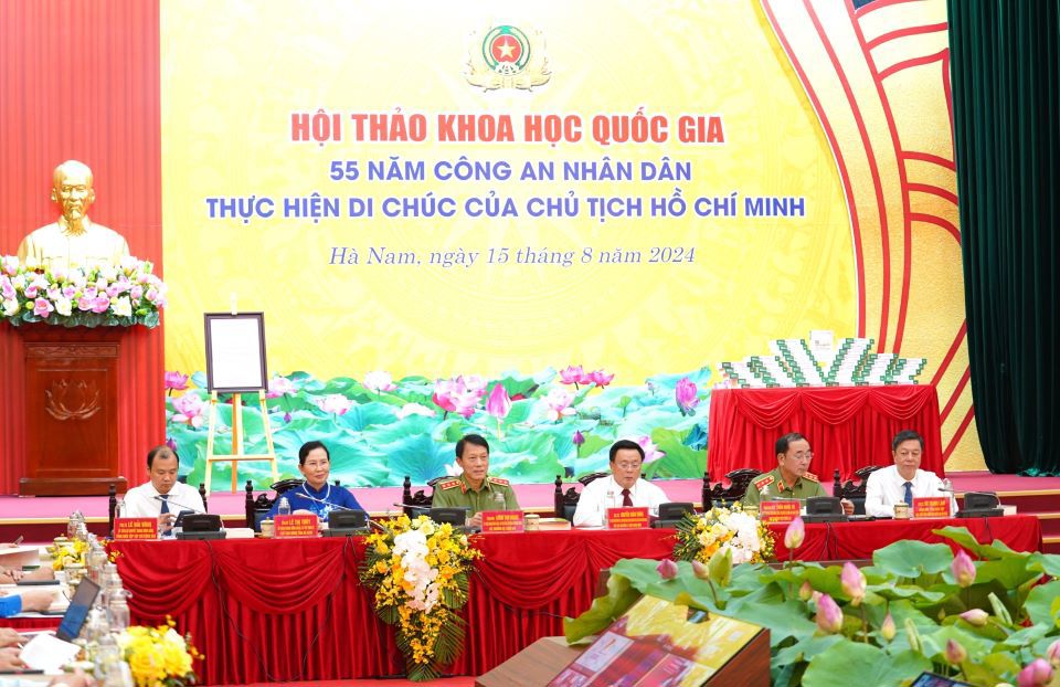 Các đồng chí lãnh đạo đồng chủ trì Hội thảo. Ảnh: AT