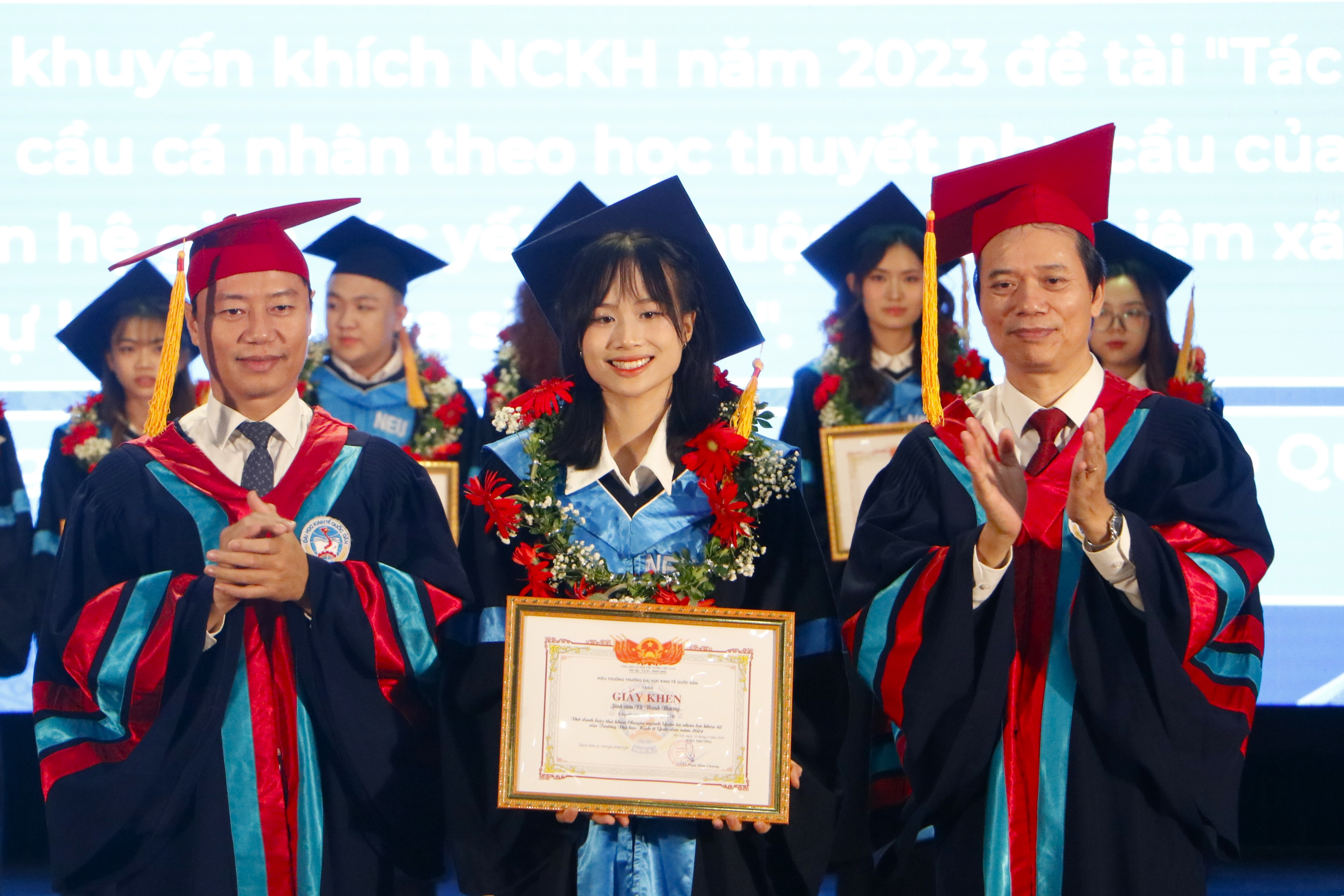 Trên 77% sinh viên Trường Đại học Kinh tế Quốc dân tốt nghiệp loại giỏi và xuất sắc -0