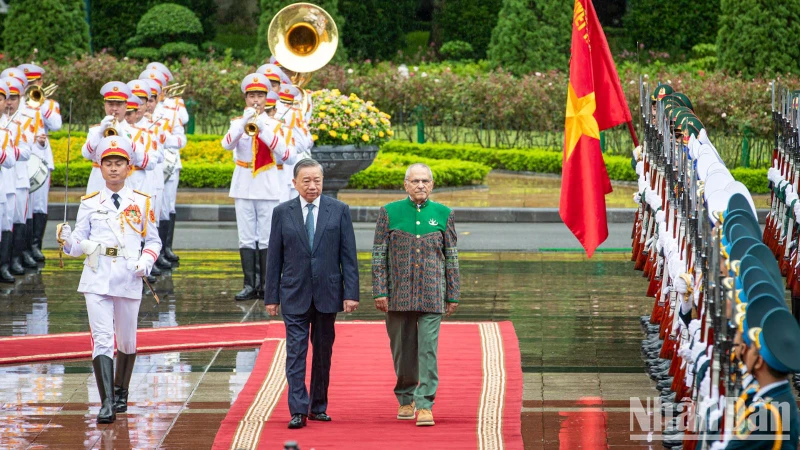 Chủ tịch nước Tô Lâm và Tổng thống Timor Leste José Ramos-Horta duyệt đội danh dự Quân đội nhân dân Việt Nam.