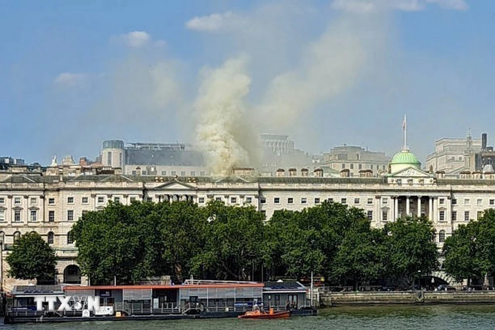 Khói bốc lên từ hiện trường vụ hỏa hoạn trung tâm nghệ thuật lịch sử Somerset House ở thủ đô London, Anh, ngày 17/8/2024. (Ảnh: Getty Images/TTXVN)