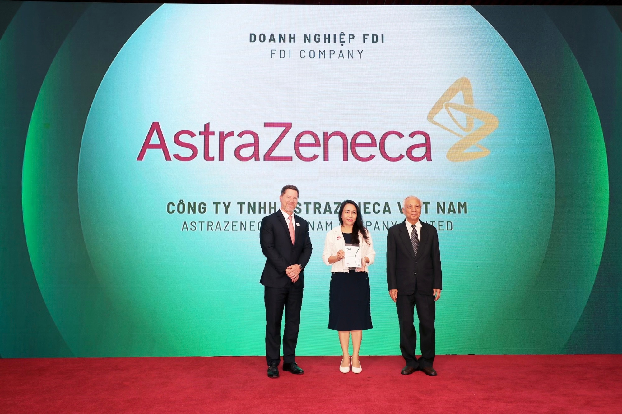 AstraZeneca Việt Nam nhận giải thưởng Doanh nghiệp phát triển bền vững tiêu biểu của năm 2024- Ảnh 1.