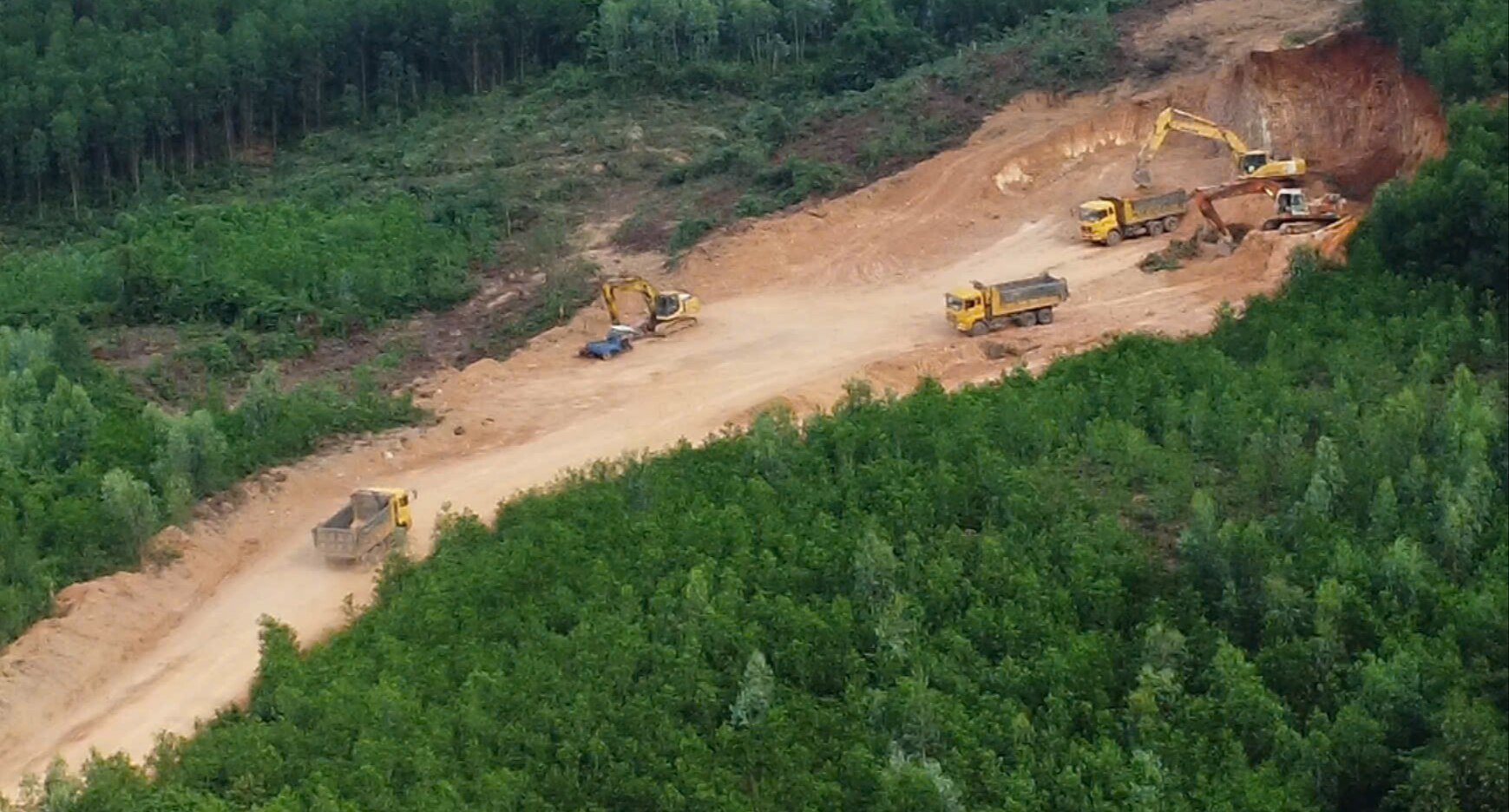 Binh Dinh closely monitors highway construction material mines - Vietnam.vn