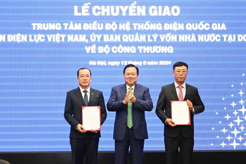 Ông Nguyễn Hoàng Anh - Chủ tịch Ủy ban quản lý vốn Nhà nước tại doanh nghiệp trao các Quyết định thành lập và bổ nhiệm nhân sự cho lãnh đạo NSMO.