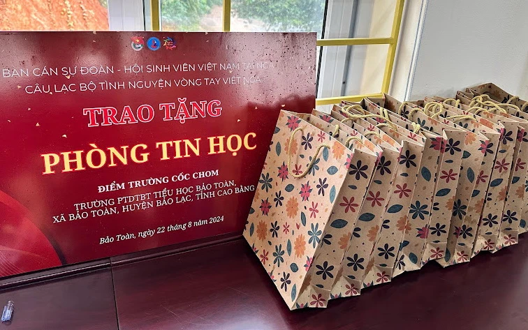 Lễ bàn giao Phòng Tin học cho điểm trường Cốc Chom, Trường Phổ thông dân tộc bán trú Tiểu học Bảo Toàn, xã Bảo Toàn, huyện Bảo Lạc, tỉnh Cao Bằng.