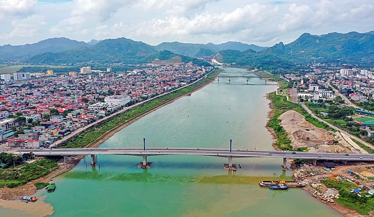 Cầu Hòa Bình 2 nối hai bờ sông Đà là dự án hạ tầng quan trọng, góp phần đẩy mạnh phát triển kinh tế trên địa bàn. Ảnh: Phạm Chiểu