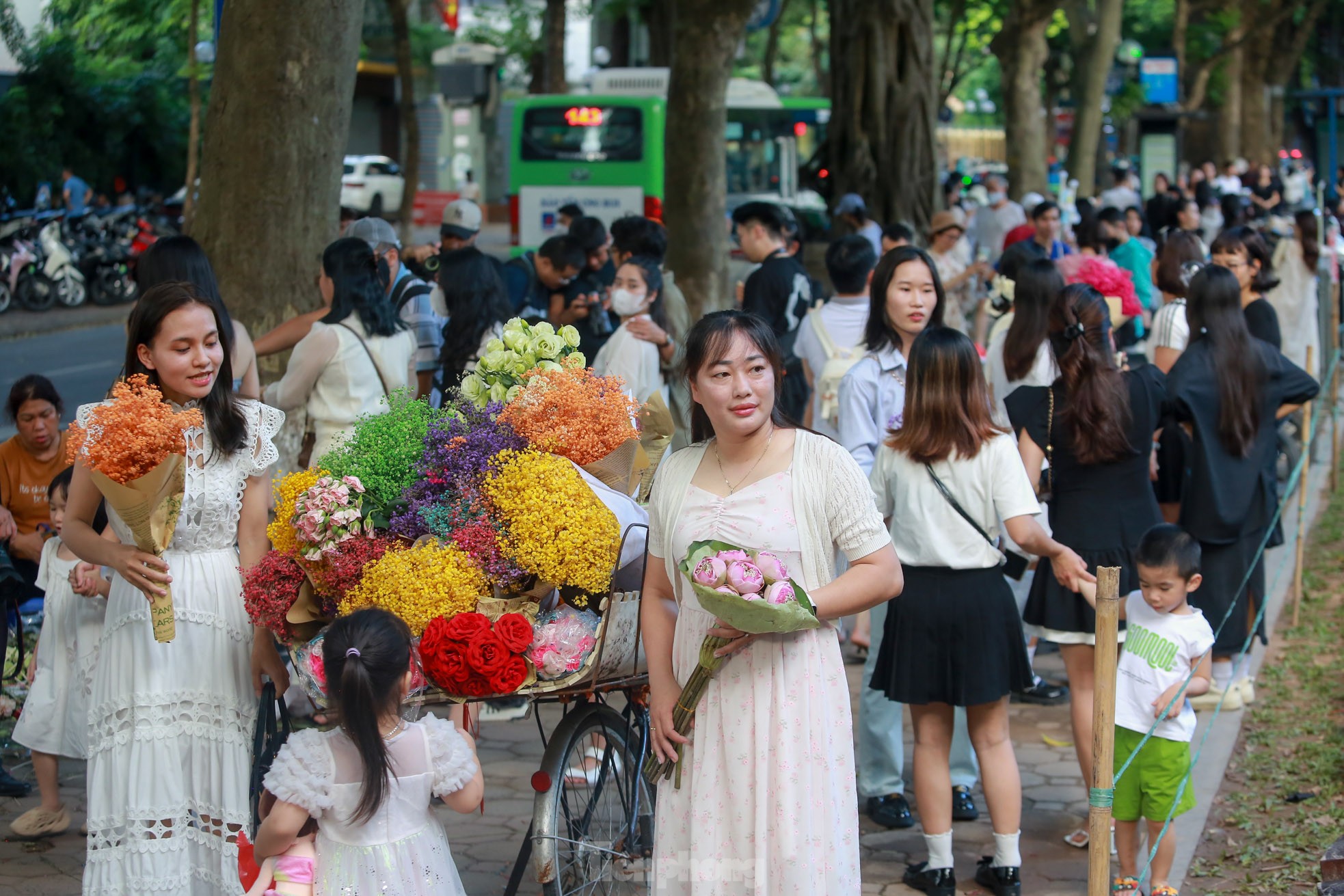 Chớm thu, con phố lãng mạn nhất Hà Nội lại cảnh '1 mét vuông 10 nàng thơ' ảnh 1